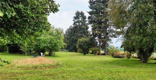 Auf diesem Parkgelände Richtung Landesgrenze sollen 21 Wohneinheiten im sozialen Wohnungsbau entstehen. Eine Rosenheimer Wohnungsbaugesellschaft will dieses Projekt verwirklichen.Foto Hofmann