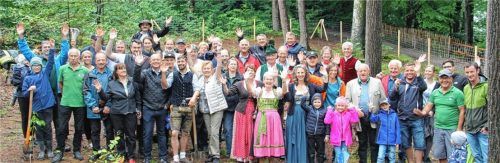 Auf große Resonanz stieß die Baumpflanz-Aktion im Hartsee-Freizeitgelände.Foto Kirchner