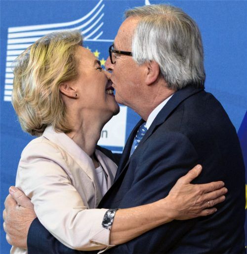 Aus dem Hut gezaubert: Ursula von der Leyen (CDU), Bundesministerin der Verteidigung, wird von Jean-Claude Juncker, Präsident der Europäischen Kommission, vor einem Treffen in der EU-Zentrale in Brüssel begrüßt. Von der Leyen wurde für den Posten als Präsidentin der EU-Kommission nominiert. Foto dpa