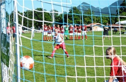 Aus im Nervenkitzel vor der schönen Bergkulisse: Der FFC 07 Bad Aibling verlor im Viertelfinale nach Strafstoß-Entscheid. Fotos Ruprecht