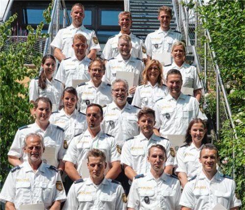 Ausgezeichnet: Polizeipräsident Robert Kopp (Bildmitte) zeichnete gemeinsam mit Eva Schichl (rechts dahinter) 18 Polizeibeamte aus, die im Dienst oder im Privatbereich Leben gerettet hatten.Foto Polizei