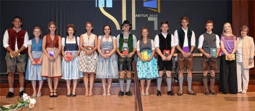 Ausgezeichnete Abiturienten (von links): Marinus Laubert, Alisa Burner, Antonia Inniger, Mira Marth, Katharina Traurig, Katharina Laubert, Stephan Wallner, Nina Wattendorf, Lorenz Kronast, Daniel Lukas, Niklas Woltmann und Isabelle Kauer mit Schulleiterin Brigitte Würth. Foto Schlecker
