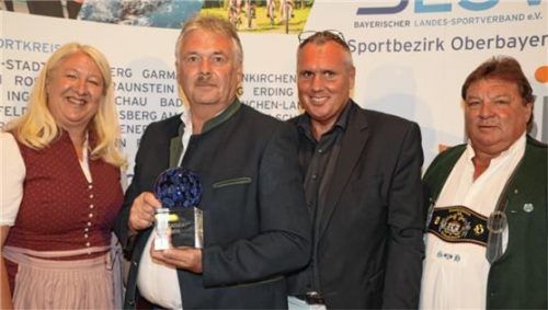 Ausgezeichnetes Engagement: Ehrenamtspreisträger Peter Nieder (Zweiter von links) mit (von links) BLSV-Bezirksvorsitzender Claudia Daxenberger, BLSV-Kreisvorsitzendem Rainer Pastätter und Sepp Hartl vom Bezirkstagsausschuss Gesundheit und Sport.Foto re