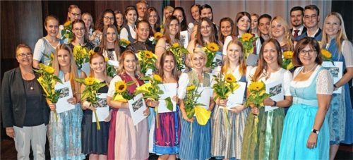 Auszeichnung für die Besten: Schulleiterin Christiane Elgass (links) und die stellvertretende Landrätin Marianne Loferer (rechts) mit den Staatspreisträgern.Foto re