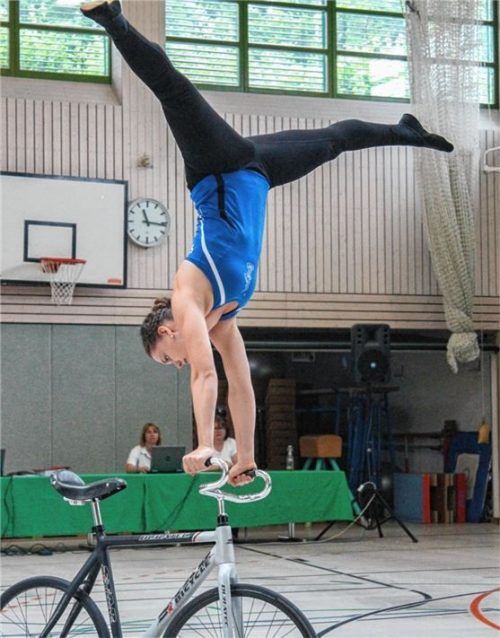 Bayerische Vizemeisterin Ramona Dandl beim Aufbau des Lenkerhandstandes, eine Höchstschwierigkeit, den sie diese Saison erstmals zeigt. Fotos  Lauterbach