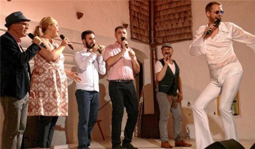 Bee-Gees-Parodie mit Schlaghose und Plateau-Schuhen: „Cash-n-go“ aus Augsburg bringt das Publikum auf Schloss Amerang zum Toben.Foto janka