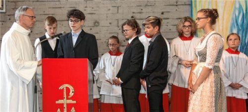Bei den Fürbitten und anderen Elementen des Gottesdienstes wirkten die Firmlinge – wie hier in Maria Schutz (links) – aktiv mit. Der Chor „mesa die voce“ mit einigen Instrumentalisten gestaltete die Feier in Christkönig musikalisch, in den beiden anderen Pfarreien übernahm diese Aufgabe ein Projektchor.