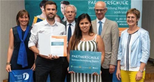 Bei der Auszeichnung: Eva Fuchs, stellvertretende Landesvorsitzende vom VerbraucherService Bayern (von links), Alexander Ruß, Dr. Ulrich Seiser (Kultusministerium), Fachlehrerin Adelaide Zeus, Vizeregierungspräsident Walter Jonas und Dr. Elisabeth Baade (Verbraucherschutzministerium). Foto  Mirko Milovanovic