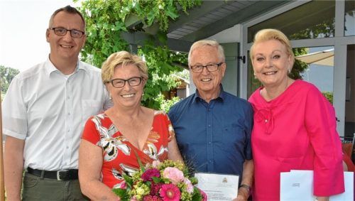 Bei der Feierstunde: Dekan Daniel Reichel (von links), Ursula und Adalbert Meishammer und Oberbürgermeisterin Gabriele Bauer. Foto Schlecker
