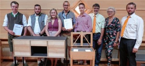Bei der Freisprechungsfeier der Altöttinger und Mühldorfer Schreiner (von links): Andreas Löw, Matthias Bader, Magdalena Ortmaier, Yannic Scharf und Felix Wisgalla, Sieger beim Wettbewerb „die gute Form“. Neben ihnen von links: Prüfungsvorsitzender Albert Kain, Kreishandwerksmeisterin Helga Wimmer und Stefan Mooshuber, Obermeister der Schreinerinnung. Foto Maier