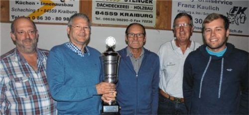 Bei der Siegerehrung: Vorsitzender Matthias Hochreiter, (von links) Robert Adamhuber, Franz Stenger, Hans Schmid und Michael Adamhuber. Foto  fill