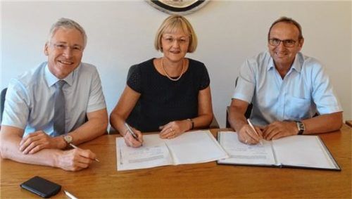 Bei der Unterzeichnung des neuen Konzessionsvertrags (von rechts): Bürgermeister Alois Salzeder sowie Ursula Jekelius und Armin Irlbeck vom Bayernwerk.Foto  Gemeinde