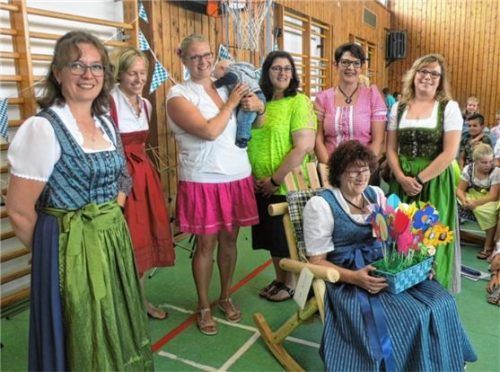 Bei der Verabschiedung überraschte der Elternbeirat mit Anita Hölzl (von links), Agnes Haider, Simone Grill, Sabrina Wimösterer, Melanie Kaltner und Claudia Gallemann Ilse Ferstl (vorne) mit dem Schaukelstuhl und einer ersten Sitzprobe.Foto  fill