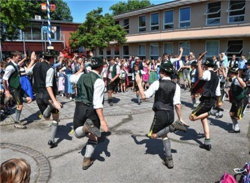 Beim Brauchtumstag in der Michael-Ende-Schule plattelten die Buam schneidig auf.Foto Ruprecht