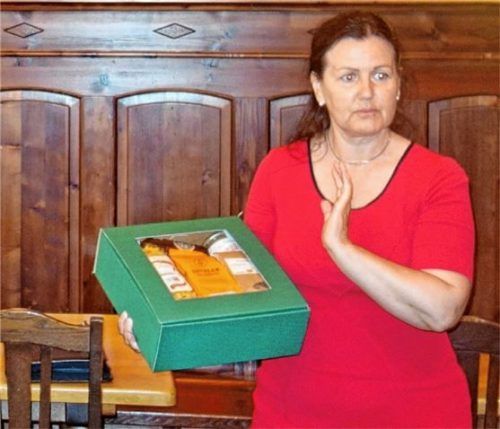 Beliebt bei den Bürgermeistern für Jubiläen: Geschäftsführerin Elisabeth Widauer mit einem der Genusspakete. Foto hö