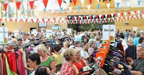 Besonders am ersten Tag ist der Trachten- und Dirndlmarkt in Aschau gut besucht.Foto Höpfinger