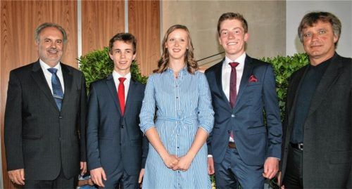 Besonders stolz sind Schulleiter Klaus Kiesl (links) Oberstufenkoordinator Dieter Thumser (rechts) auf die Einser-Abiturienten (ab Zweiter von links) Noah Dorman, Lea Kovatsch und Felix Richter.Foto konnert