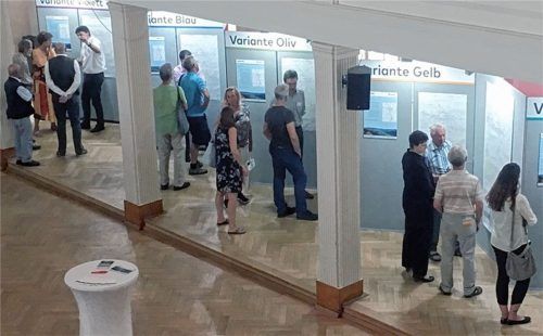 Besuch im Ballhaus: Knapp 200 Menschen informieren sich über einzelnen Trassen-Vorschläge.Foto Maier