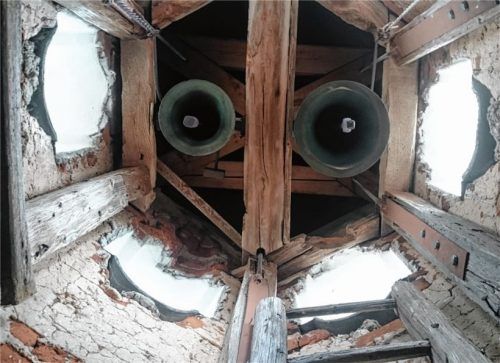 Blick in den Glockenturm von Maria Einsiedeln. Über die offenen Fenster haben Fledermäuse und Vögel jederzeit freien Zugang in die Kirche. Beim Abkleben der Fenster war man nun auf ein Vogelnest im Mauerwerk gestoßen.