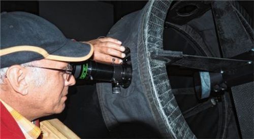 Blick ins All: Oskar Pircher am Teleskop der Sternwarte Oberreith. Foto Weithofer