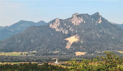 Blick von St. Margarethen auf den Steinbruch in Überfilzen. Das Landratsamt Rosenheim hat jetzt den Erörterungstermin zur wesentlichen Änderung aufgrund einer vorliegenden speziellen artenschutzrechtlichen Prüfung auf Herbst vertagt.Foto Stuffer-Chunpetch