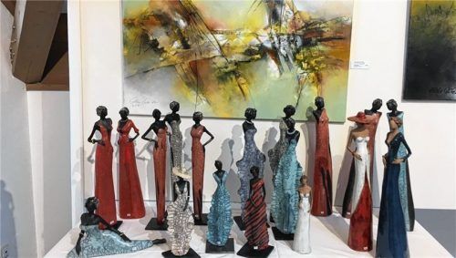 „Blickfang“ ist der Titel des Bildes von Gloria Weicher; im Vordergrund Keramiken von Rudi Schiedermair. Foto Gloßner