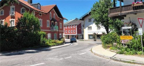 Brummis raus aus der Dorfmitte. An diesem und zwei weiteren Kreuzungspunkten soll im Juli an insgesamt vier Tagen das Verkehrsaufkommen ermittelt werden, um so Aufschlüsse für eine optimale Verkehrsanbindung des Gewerbegebiets an die Kreisstraße nach Frabertsham zu finden und den Ortskern vom Zulieferverkehr zu entlasten.Foto Auer