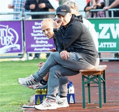 Buchbachs Trainer Markus Raupach und Andi Bichlmaier haben Lösungen für die Partie gegen Nürnberg II erarbeitet. Foto Buchholz