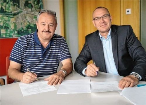 Bürgermeister Peter Kloo (links) und Thomas Engmann, Geschäftsführer der EHG GmbH, bei der Vertragsunterzeichnung im Rathaus. Foto re