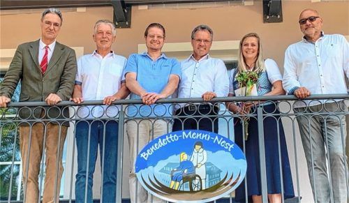 Bürgermeister Peter Solnar, Dietmar Klemens, 1. Vorsitzender Benedetto-Menni-Nest, und sein Stellverteter Dr. Gerhard Rolletschek, Pfarrer Paul Janßen, die Kassierin des Benedetto-Menni-Nests, Helga Knickenberg und Architekt Helmut Schindler (von links) beim Tag der offenen Tür. Foto H.Reiter