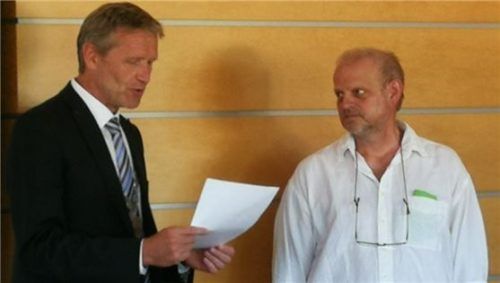 Bürgermeister Rainer Auer (links) nimmt Johannes Lessing (Die Grünen) den Amtseid ab. Foto Hampel