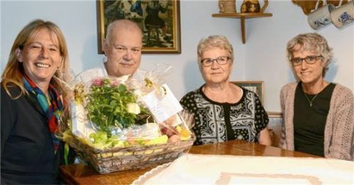 Bürgermeisterin Doris Laban, das Jubelpaar Claus und Johanna Harms sowie Pfarrgemeindereferentin Ursula Stacheder (von links).Foto Ammelburger