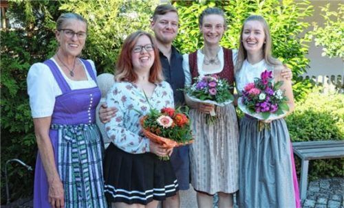 Bürgermeisterin Marianne Steindlmüller und die Frasdorfer Einserschüler Elena Gasbichler, Felix Gasbichler, Carola Kulzer und Magdalena Gasbichler.Foto Rehberg