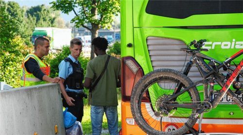 Bundespolizisten kontrollieren einen Mann aus Guinea, der mit einem Fernreisebus an die Grenze gekommen ist. Ersteht im Verdacht, illegal nach Deutschland einreisen zu wollen.Fotos  Kircher