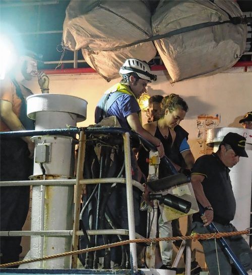 Carola Rackete aus Kiel, deutsche Kapitänin der „Sea Watch 3“, wird von der Polizei eskortiert. Foto dpa