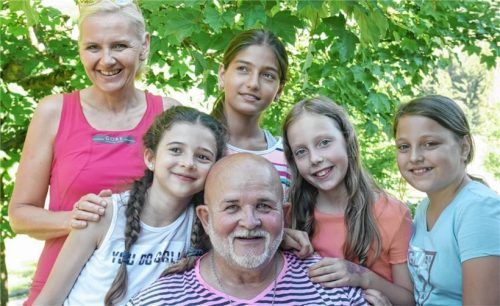 Chico Stey umringt von fünf Damen: Lehrerin Margit Lauer, Shandira (Zweite von links) und deren Freundinnen Elnaz, Emily und Franzi. Foto Kirchner