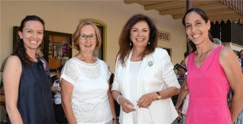 Damen-Stelldichein im Theater: Dr. Stephanie von Luttitz, Paula Aiblinger, Uschi Dämmrich von Luttitz und Daniela Aiblinger (von links).Foto ammelburger