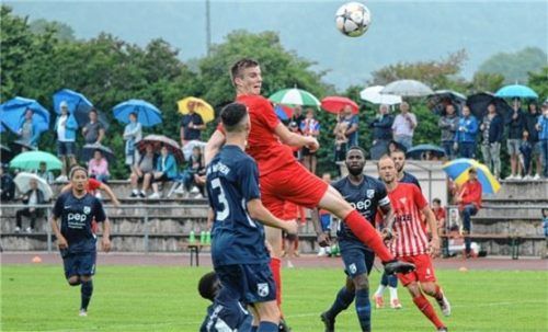 Daniel Kobl erzielte beide Treffer zum Bruckmühler Heimsieg – hier köpft er zum 1:1-Ausgleich ein.Foto Ruprecht