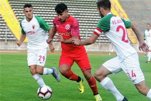 Danijel Majdancevic musste sich hier gegen zwei Augsburger behaupten.Fotos Fehrmann
