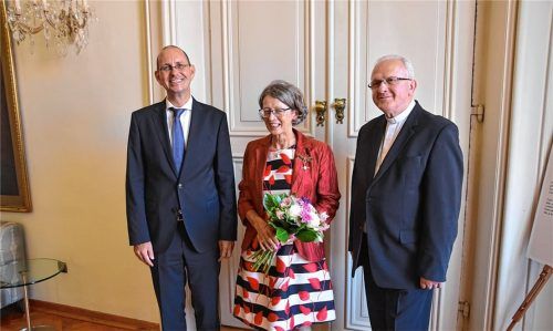 Das Bundesverdienstkreuz erhielt die ehemalige Waldkraiburgerin Dr. Eva Habel von Botschafter Dr. Christoph Israng (links) In der deutschen Botschaft in Prag. Den Auftrag, eine Gebiets-Caritas aufzunehmen, übernahm sie von Bischof Jan Baxant.Foto  Deutsche Botschaft Prag