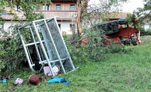 Das Ende einer Kirschernte: Das Bild zeigt den Korb, in dem die fünf Erntehelfer standen. Im Hintergrund ist der Telestapler zu sehen, ein älteres Modell der Marke „Manitou“. Der Fahrer der Maschine hatte beides gebraucht gekauft.Foto Reisner