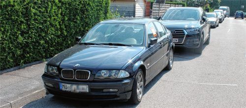 Das Fahrzeug aus Mühldorf steht seit Mitte Dezember an der Wachtelstraße. Jetzt soll es via Beseitigungsaufforderung seitens der Stadt bis 2. August vom Besitzer abgeholt werden. Fotos weinzierl/re