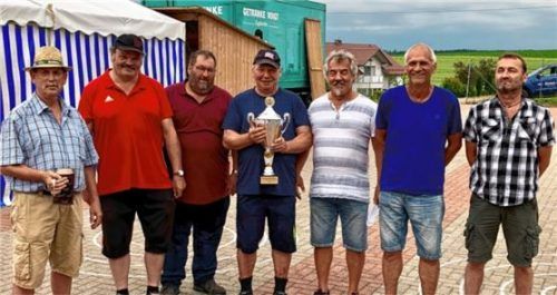 Das Foto zeigt von rechts Abteilungsleiter Franz Eder, Schiedsrichter Muck Wagner und FCE-Präsident Reinhold Weber neben der Siegermannschaft mit ihren Pokalen. Foto Jaensch