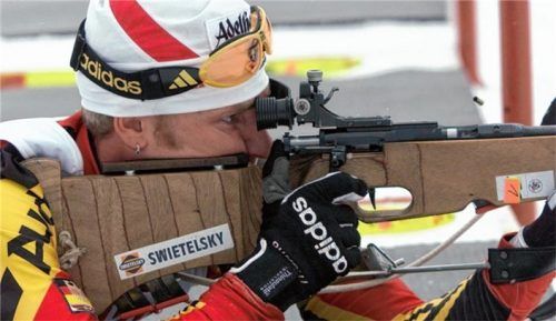 Das Gericht hat entschieden:  Das Landratsamt Traunstein hat dem ehemaligen Biathleten Andreas Stitzl – hier bei einem Wettkampf im Jahr 2000 – zu Recht sein Gewehr abgenommen. Foto dpa