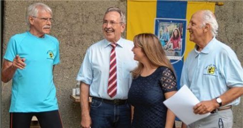 Das Gewinnerteam stellt der Reha-Sportverein Waldkraiburg: Michael Bartesch (links), emsiger Radler und Webmaster, und Vorsitzender Rudi Jank (rechts) im Gespräch mit Landrat Georg Huber und Marie-Theres Probst, Koordinatorin des Stadtradelns im Landratsamt.Fotos  Grundner