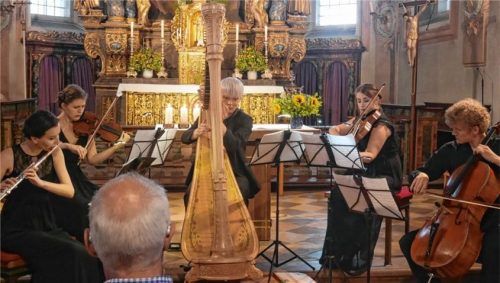 Das junge Crakow Harp Quintet mit Amelia Lewnadowskaja-Wojtuch (Flöte), Maria Szafarska (Geige), Adrian Nowak (Harfe), Paulina Bargiel (Viola) und Paul Czarakcziew (Cello, von links). Foto Kirchner