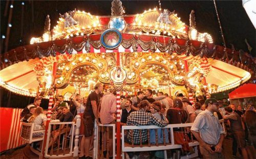 Das nostalgische Weißbierkarussell bietet gerade nachts mit seiner Beleuchtung ein schönes Motiv am Waldkraiburger Volksfest.