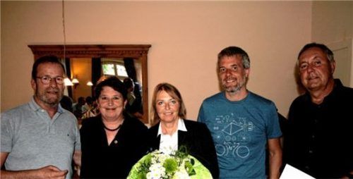 Das Vorstandsteam der Eggstätter Grünen (von links): Jens Stadler (Beisitzer), Steffi König (Kreisvorsitzende), Katharina Weinberger (Sprecherin), Dieter Janecek (MdB) und Robert Weinberger (Sprecher).Foto re