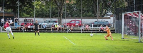 Das war der erste Streich: Matthias Haas beim Elfmeter zum 1:0 für Wasserburg.Foto Cater