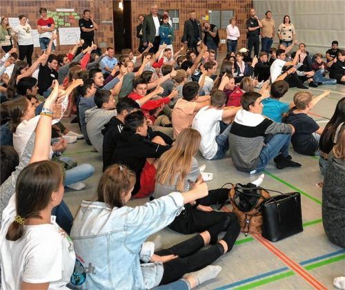 Daumen hoch für die Rosenheimer Politiker: Die Schüler sind von der Veranstaltung des Stadtjugendrings begeistert. Fotos re